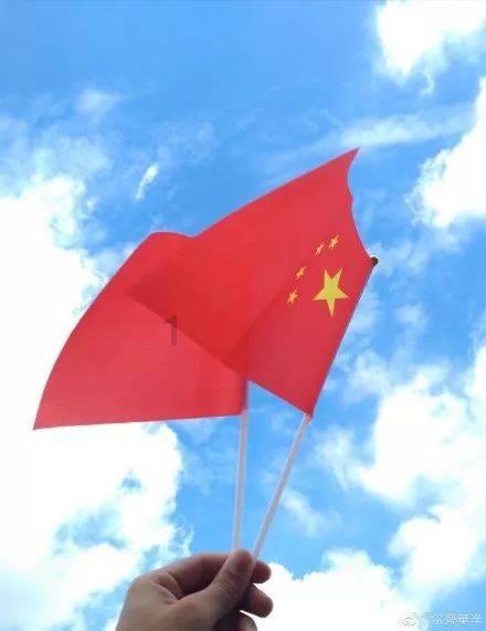 王菊连试数套礼服穿不上?清醒拒绝尺码PUA:衣服是为人服务的